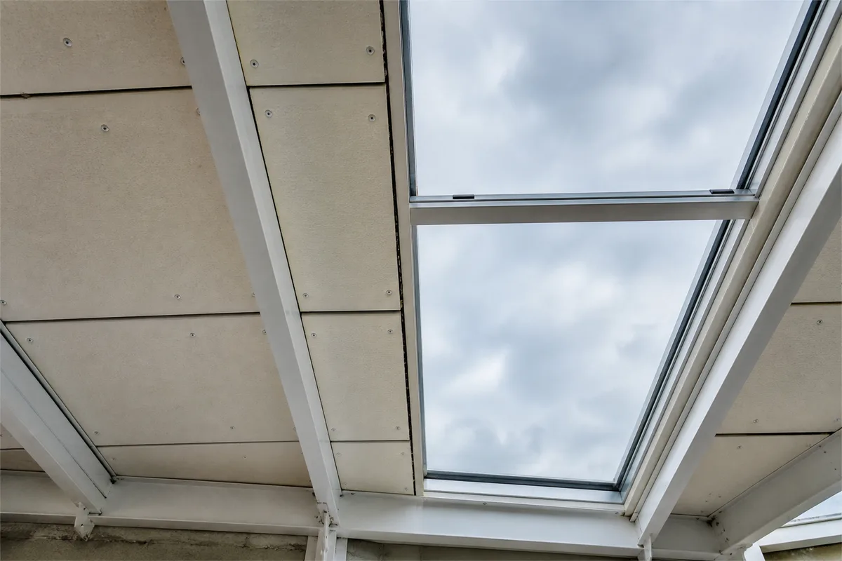 Détail de la charpente aluminium d&rsquo;une toiture de véranda avec panneaux isolants